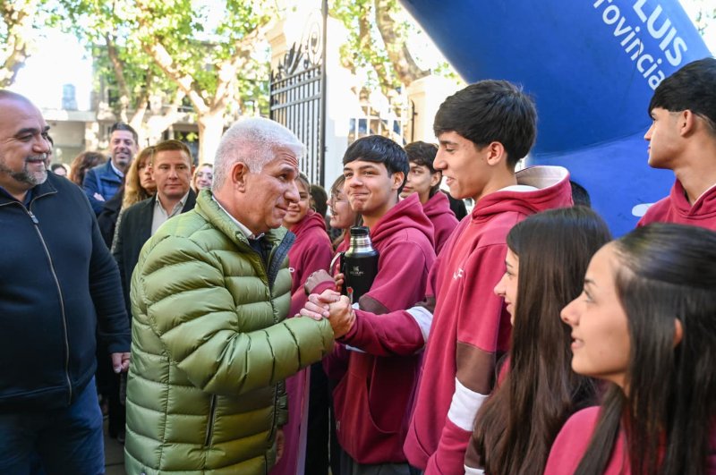 LAS TUBI LLEGARON AL COLEGIO NACIONAL DE VILLA MERCEDES CON UN ANUNCIO: EL GOBIERNO CONSTRUIRÁ EL POLIDEPORTIVO