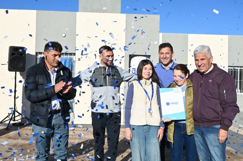 CUATRO FAMILIAS DE ALTO PENCOSO ACCEDIERON A LA CASA PROPIA DE LA MANO DE POGGI