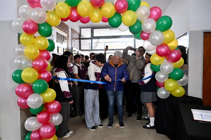 POGGI VISITÓ DOS ESCUELAS DE LA TOMA: INAUGURÓ LA REFACCIÓN DE LA TÉCNICA N° 28 Y SUPERVISÓ LAS OBRAS EN LA N° 114