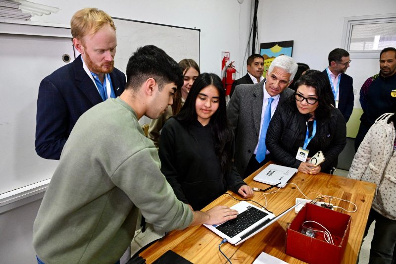 “IMPRESIONA VER EL COMPROMISO DEL GOBERNADOR Y SUS EQUIPOS PARA PONER LA EDUCACIÓN EN EL CENTRO”