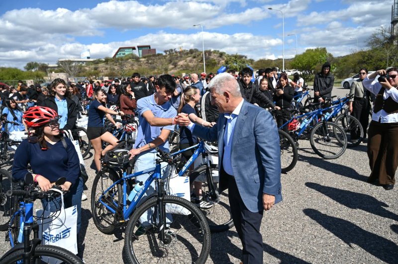 POGGI ENTREGÓ 421 BICICLETAS TUBI A ESTUDIANTES DE 12 ESCUELAS DE LA CIUDAD DE SAN LUIS