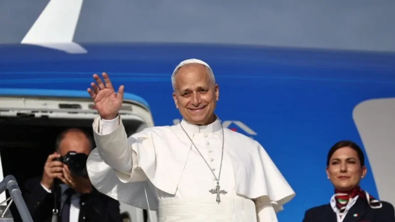 A CUÁNTO ESTÁN LOS CHILENOS DE VER LO MÁS CERCA POSIBLE AL PAPA LEÓN XIV EN SU VISITA A LA ARGENTINA
