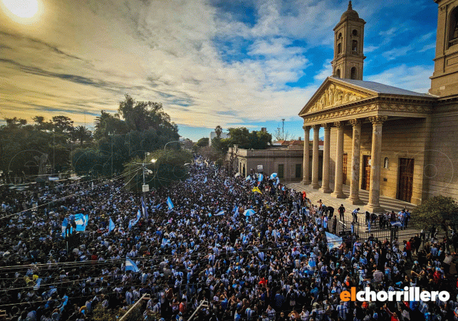TRAS LA VICTORIA HACIA EGIPTO: MILES DE PUNTANOS COLMARON EL CENTRO PARA CELEBRAR EL TRIUNFO DE LA SELECCIÓN