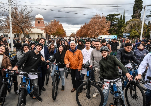 ESTUDIANTES DE TILISARAO RODARON SUS TUBI POR LAS CALLES DEL PUEBLO JUNTO A POGGI