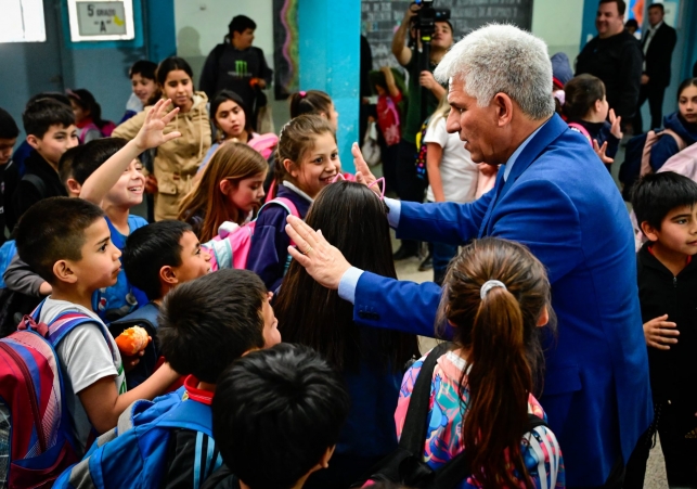 El Gobernador estuvo con los alumnos de la escuela del barrio José Hernández